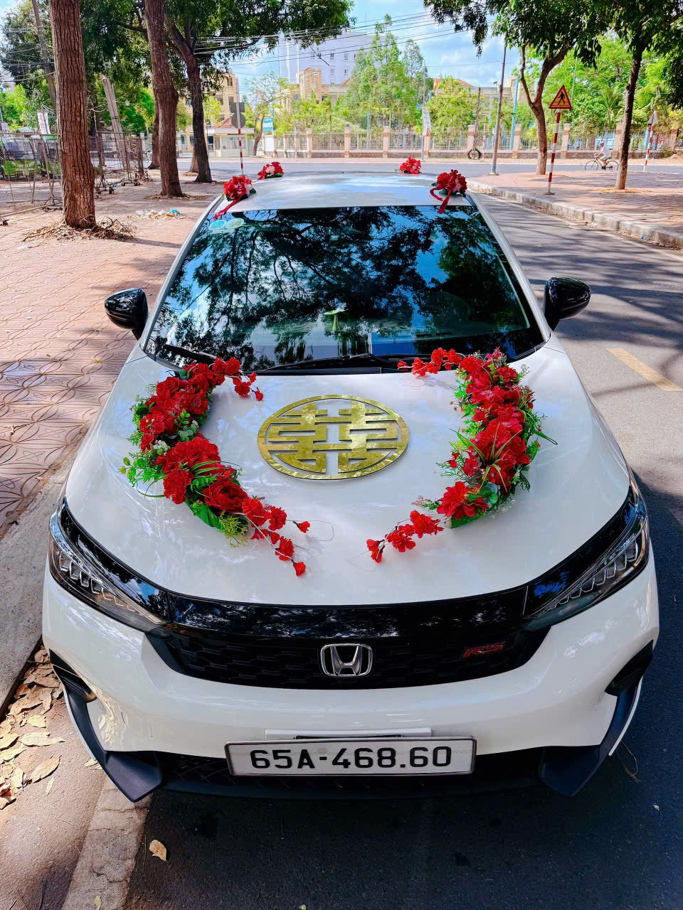 Hoa vải xe cưới cho thuê đỏ