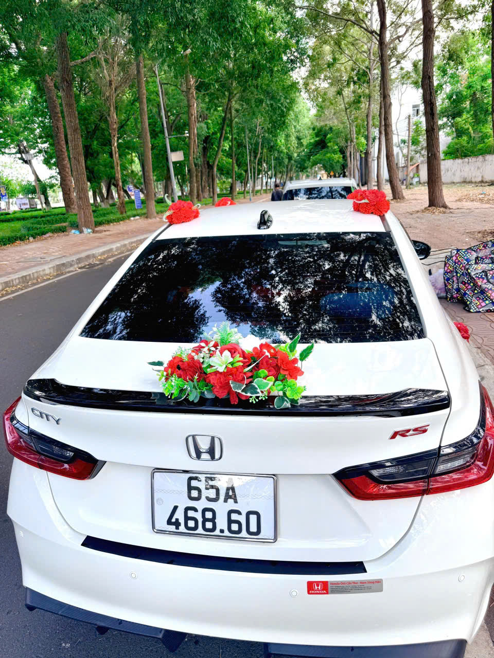 Hoa vải xe cưới cho thuê đỏ trắng