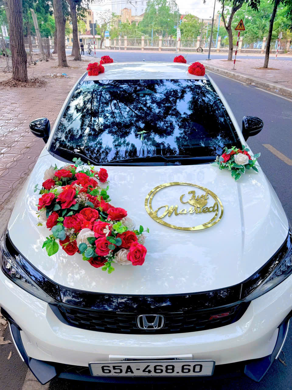 Hoa vải xe cưới cho thuê đỏ trắng