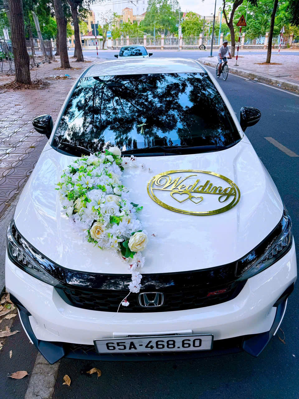Hoa vải xe cưới cho thuê trắng xanh