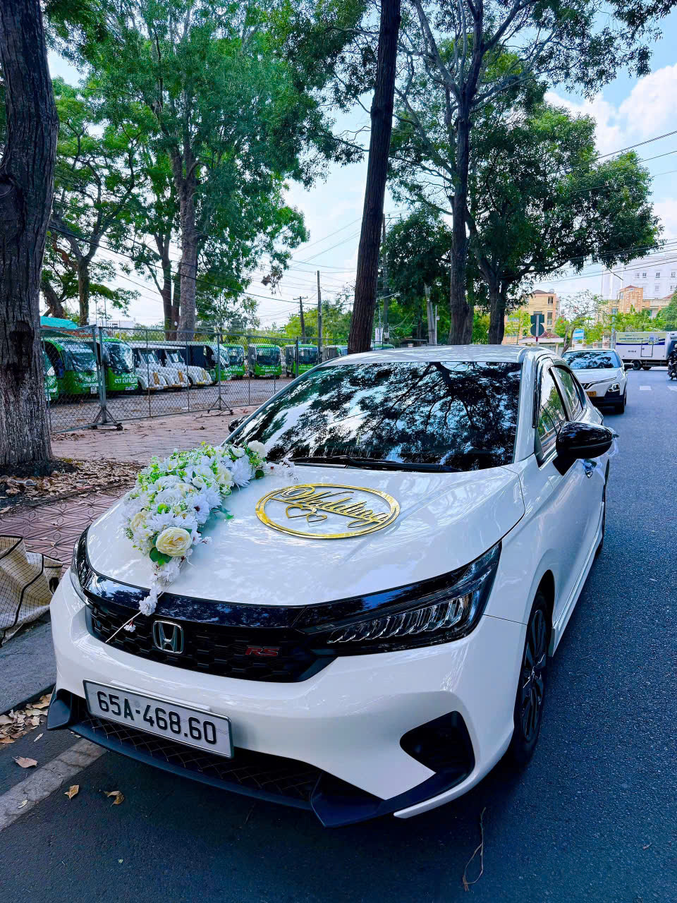 Hoa vải xe cưới cho thuê trắng xanh