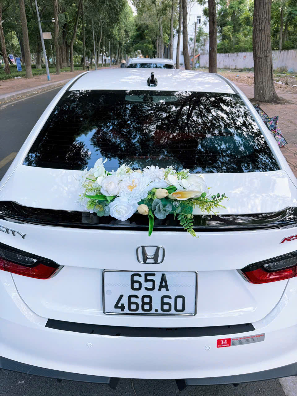 Hoa vải xe cưới cho thuê trắng xanh