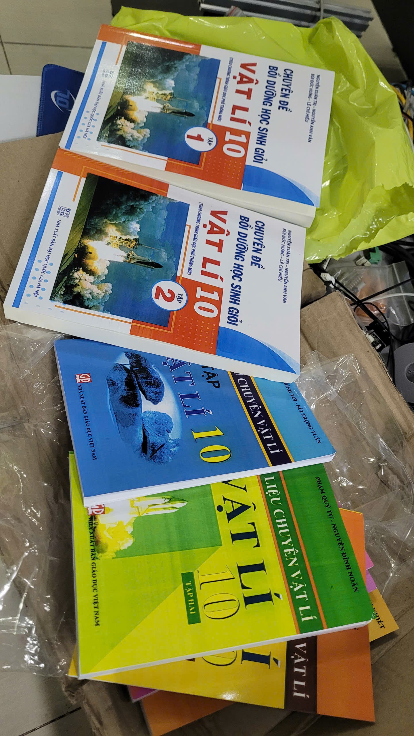 Combo 2 tập Chuyên Đề Bồi Dưỡng Học Sinh Giỏi Vật Lí 10 - Nguyễn Xuân Trị (Combo tập 1 + tập 2)