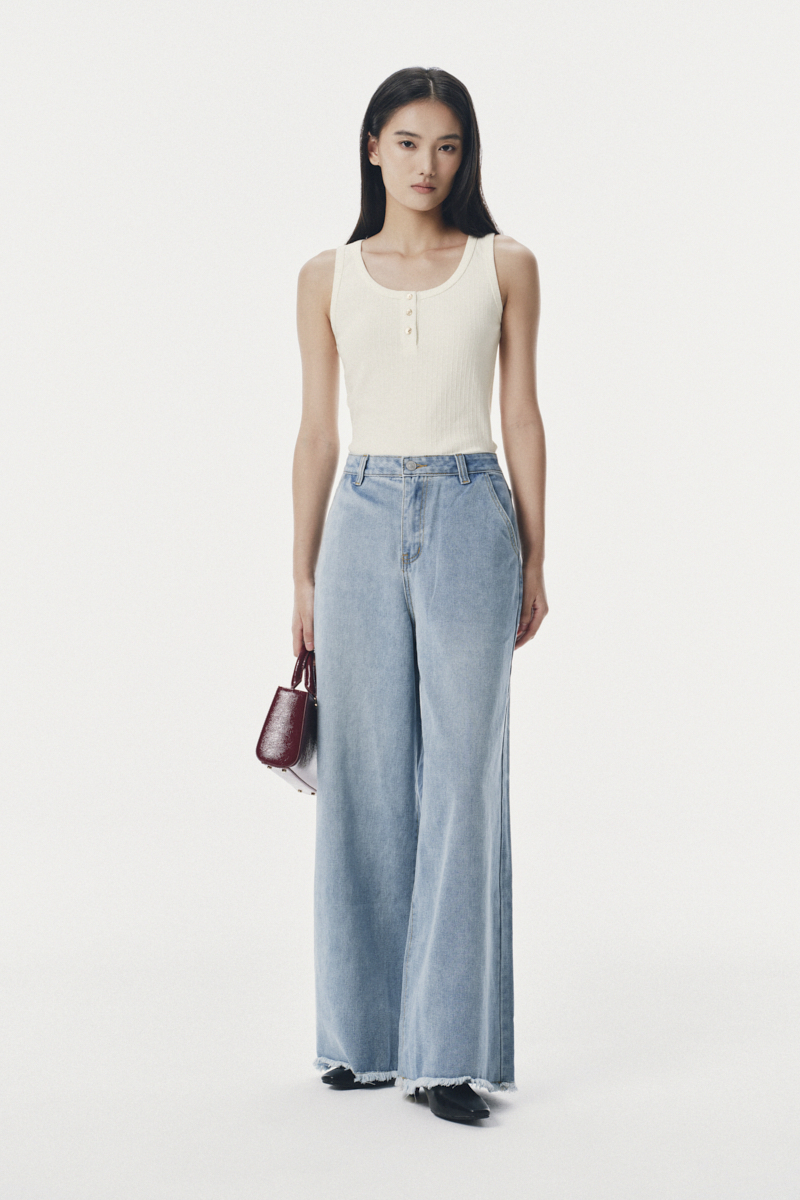 Áo sát nách cổ tròn đính cúc trang trí