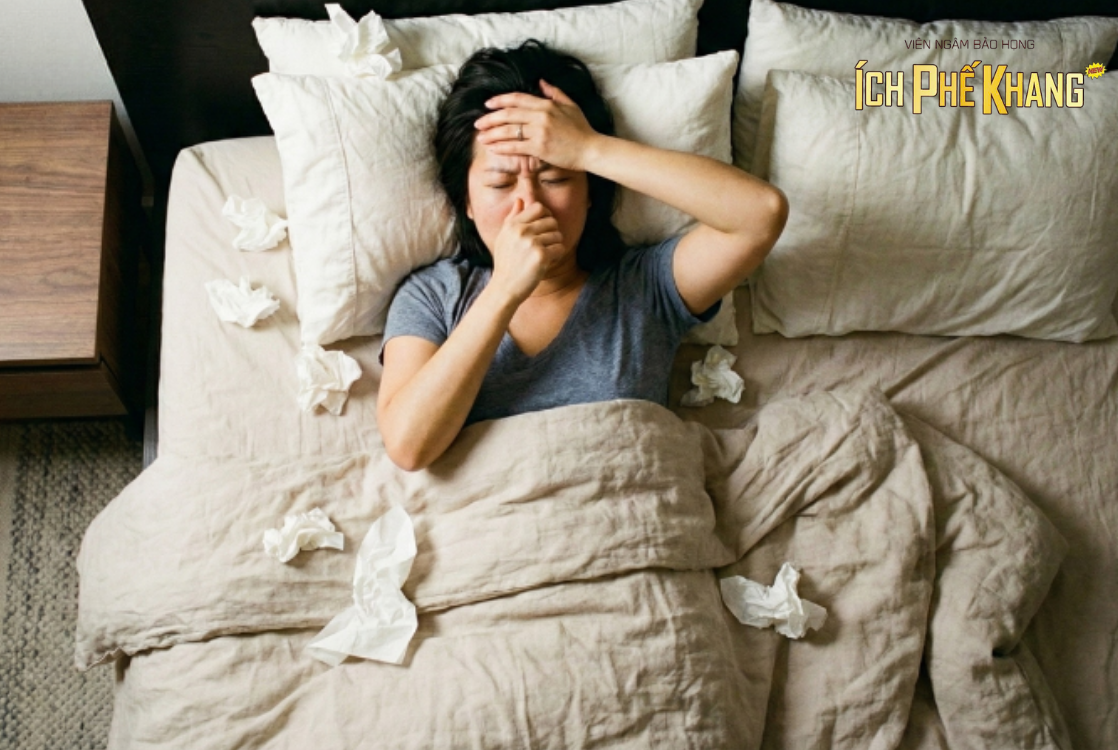 Khi bị viêm xoang hoặc viêm mũi dị ứng, dịch nhầy tiết ra từ xoang chảy xuống thành sau họng