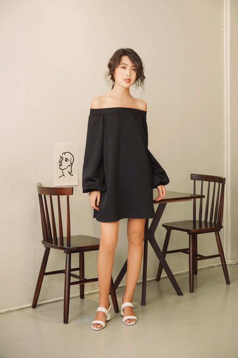 Đầm bệt vai tay phồng