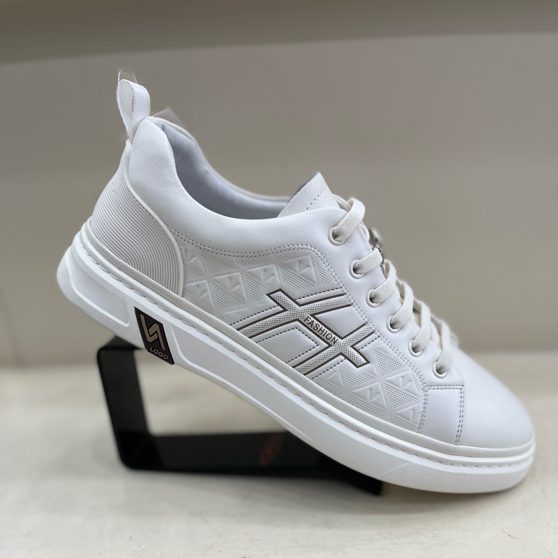 Giày thể thao nam 7Q8808.TRG