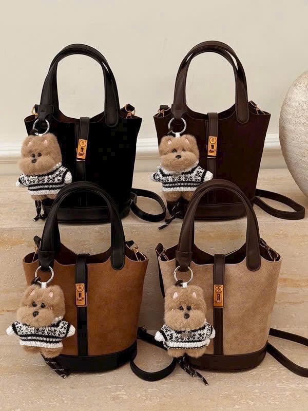 Túi da lộn khoá cài charm gấu 2856.