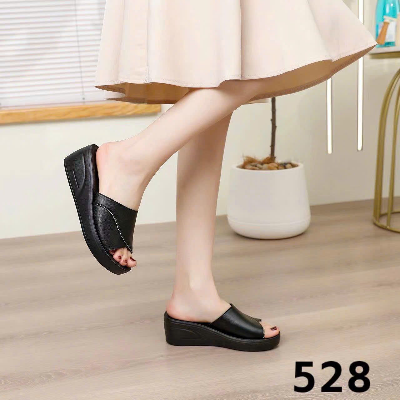 Dép xuồng nữ 528.DEN