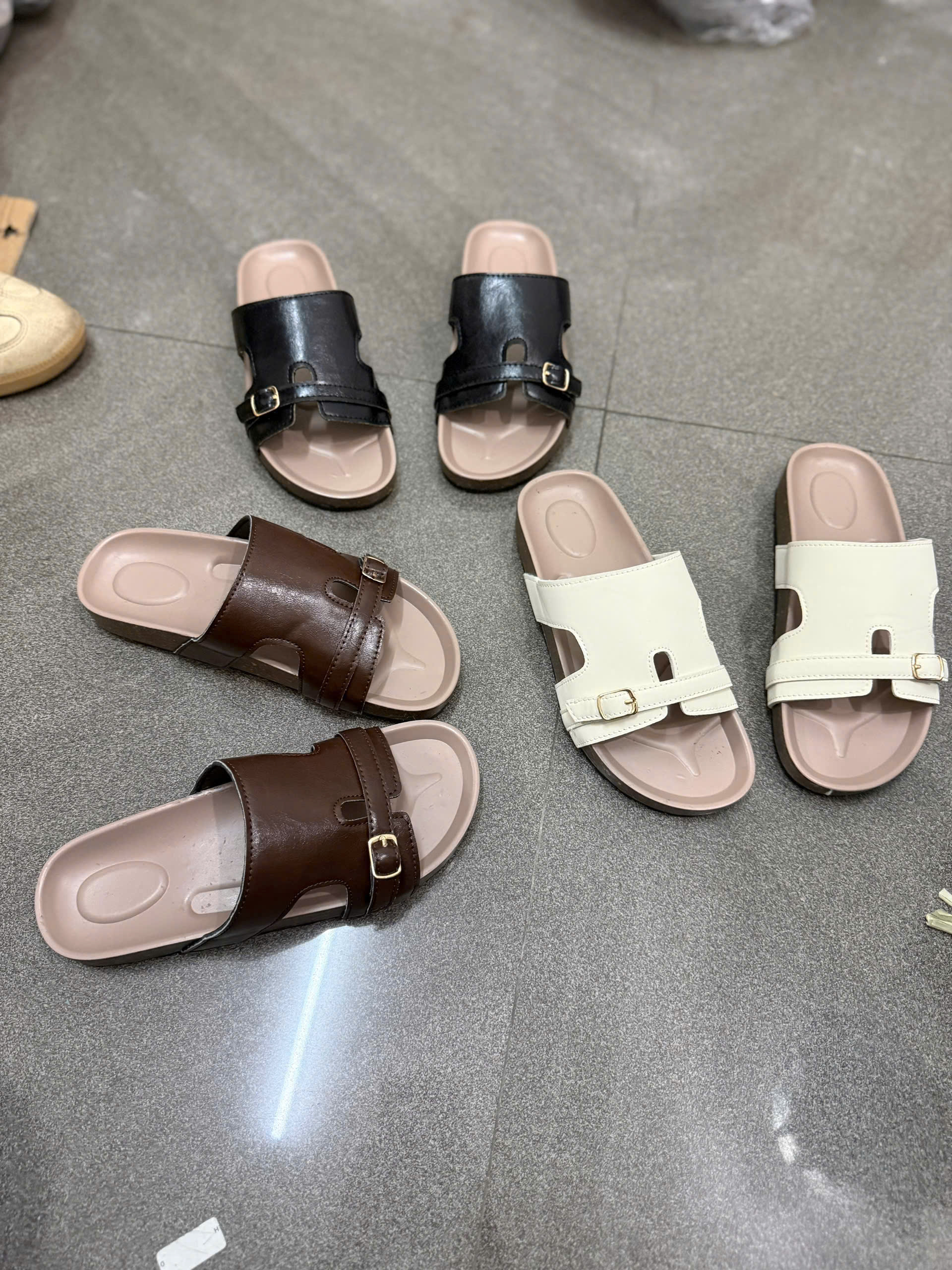 Dép nữ lê khoá.KEM