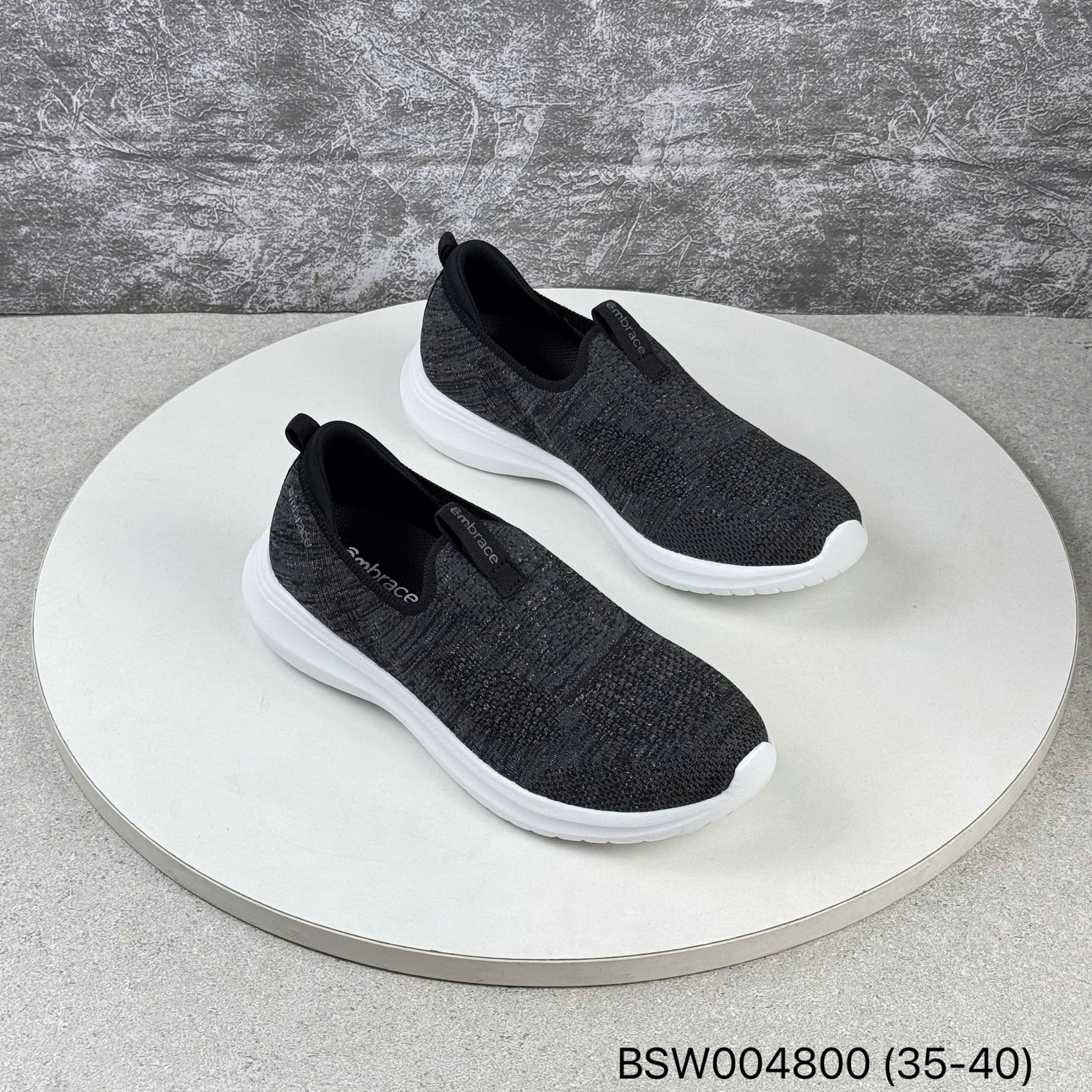 Giày thể thao nữ Bitis BSW004800DEN