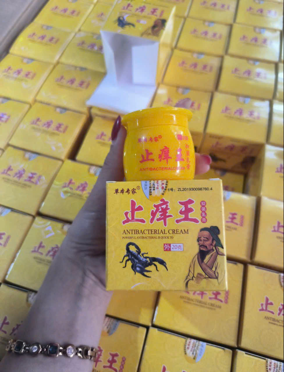 Kem Bôi Bọ Cạp Vàng