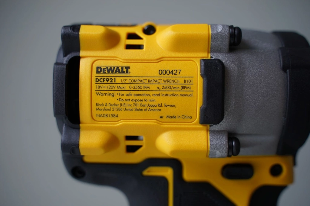 Danh-gia-do-rung-va-kha-nang-can-bang-cua-may-van-oc-pin-Dewalt-1.webp