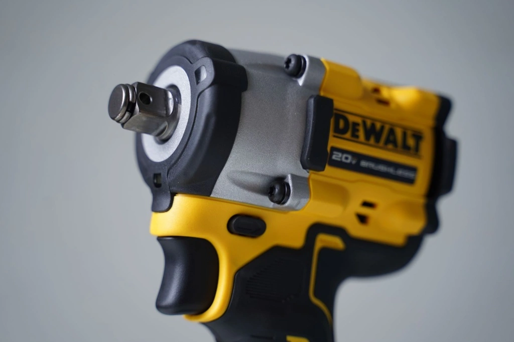 Danh-gia-do-rung-va-kha-nang-can-bang-cua-may-van-oc-pin-Dewalt.webp