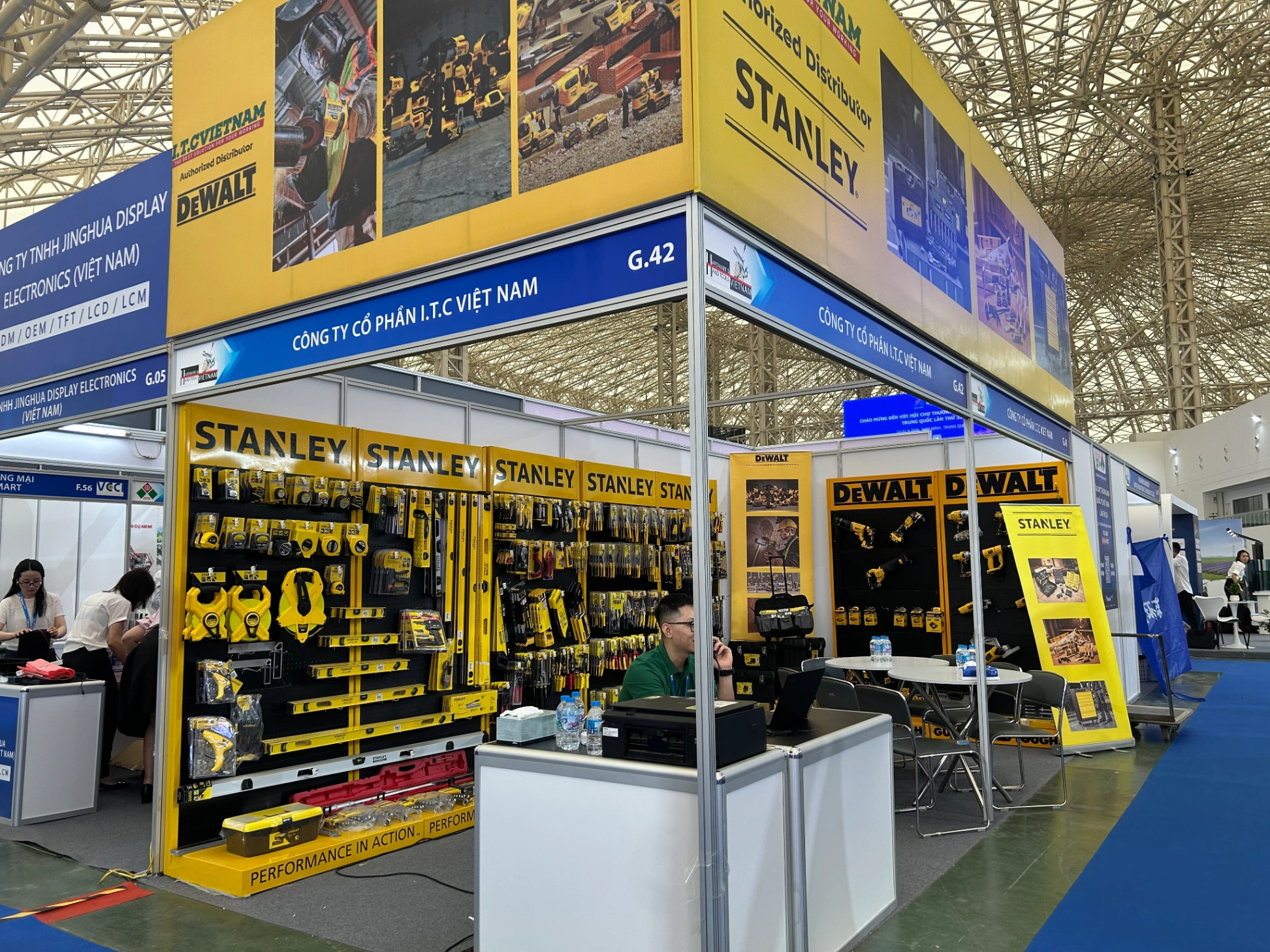 DeWalt-amp-Stanley-tai-Trien-lam-VEC-2026-Gian-hang-G41-G42-4.webp