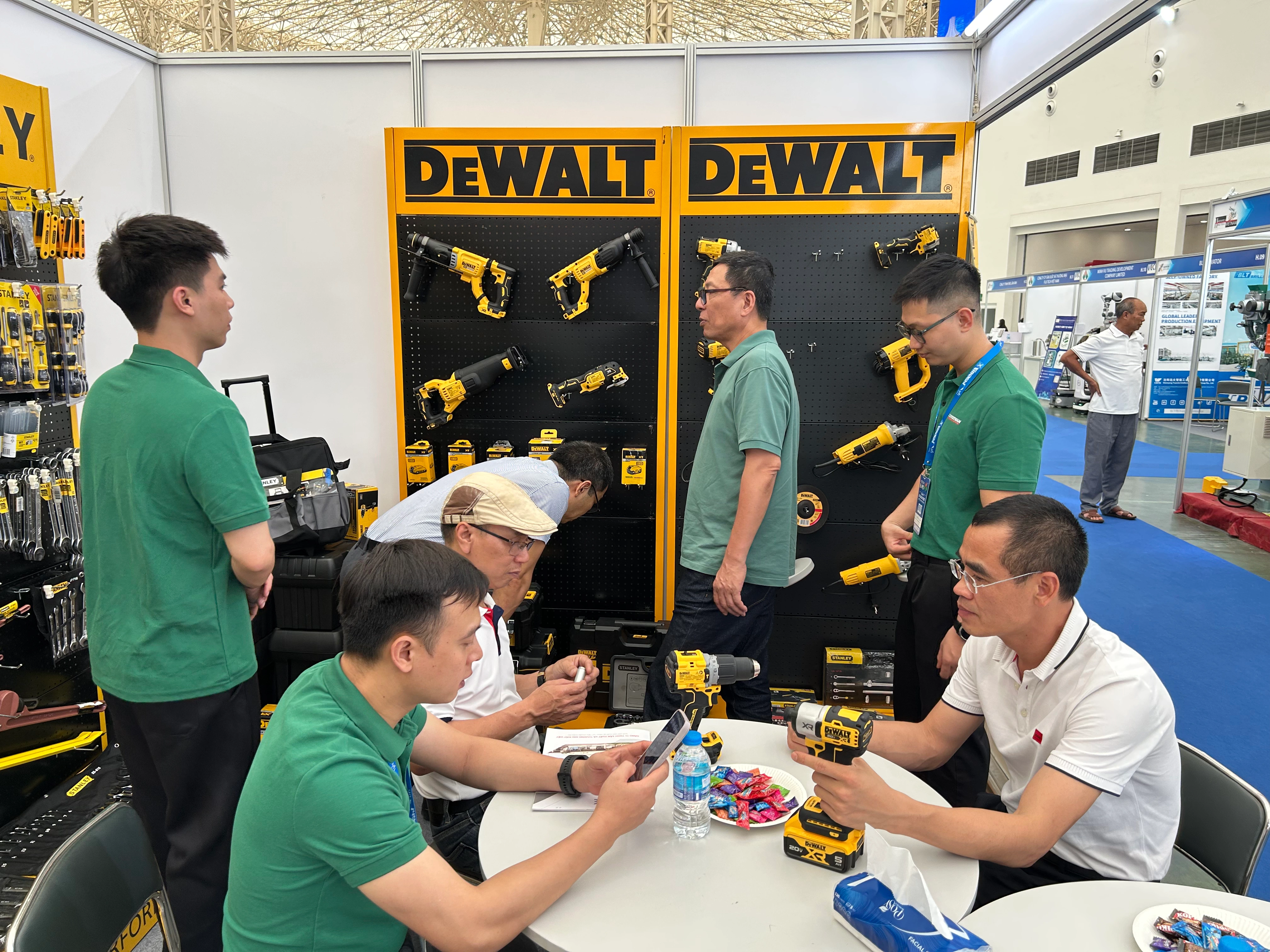 DeWalt-amp-Stanley-tai-Trien-lam-VEC-2026-Gian-hang-G41-G42-8.webp