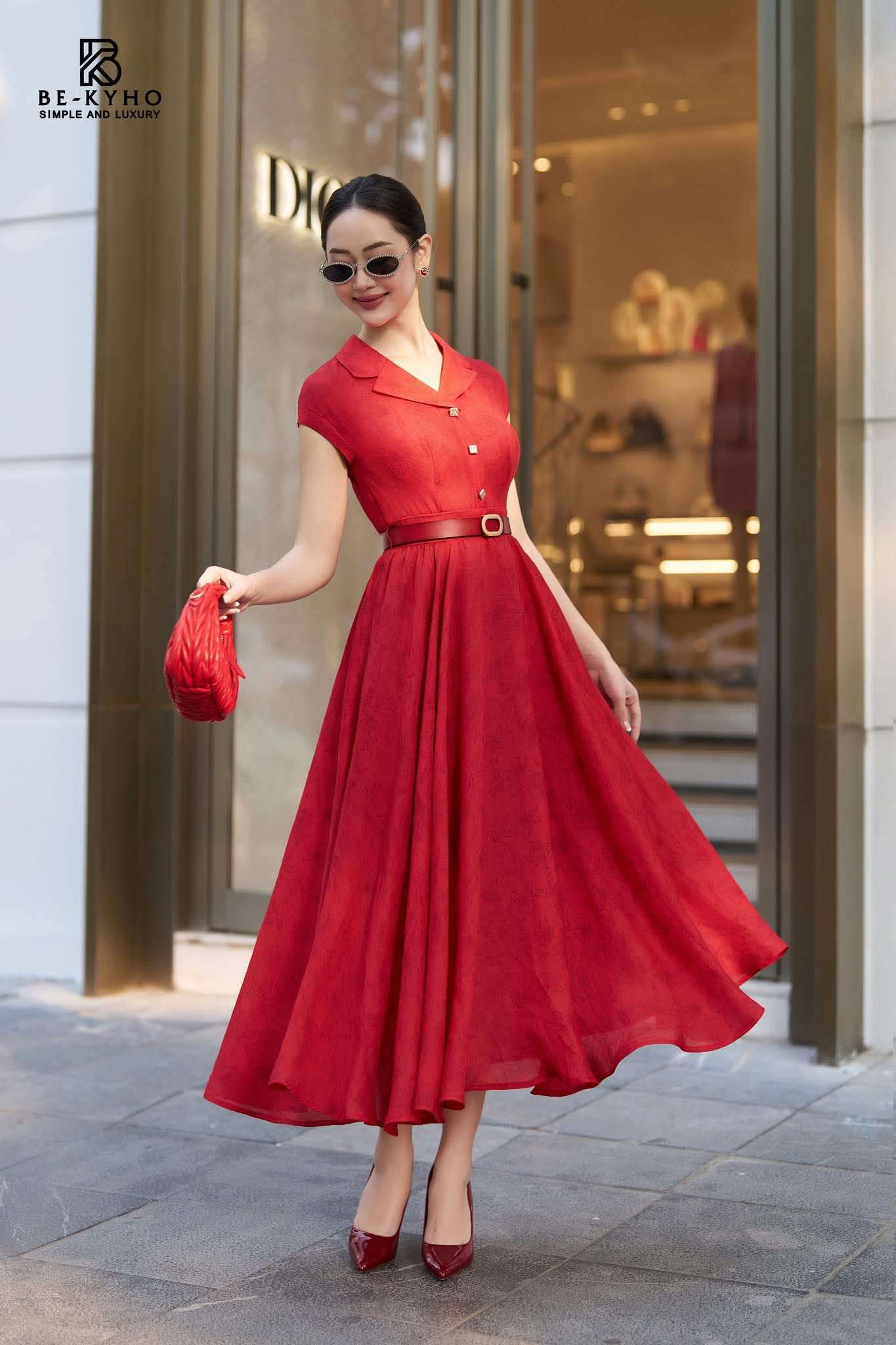 Đầm đỏ xoè cổ K