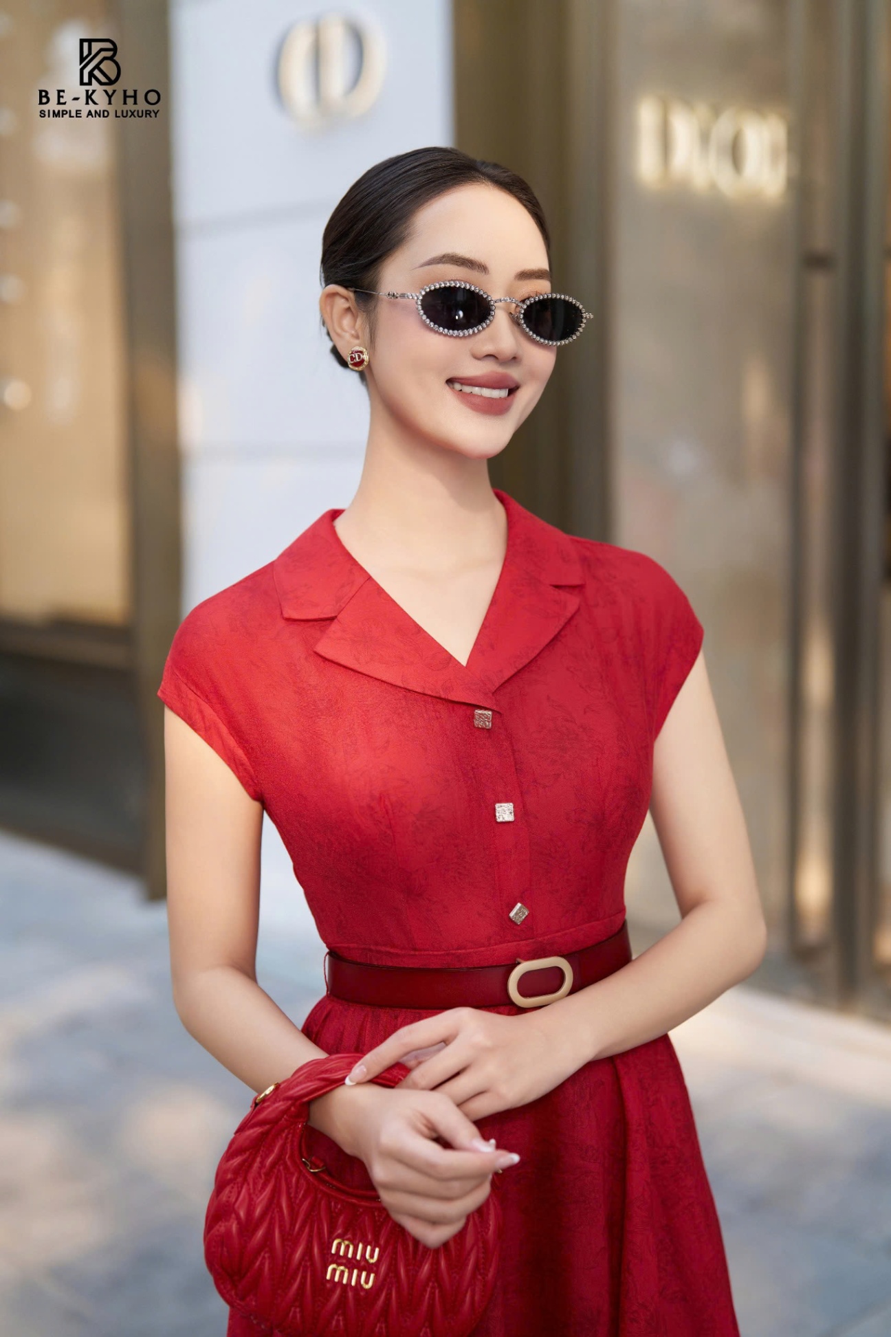 Đầm đỏ xoè cổ K