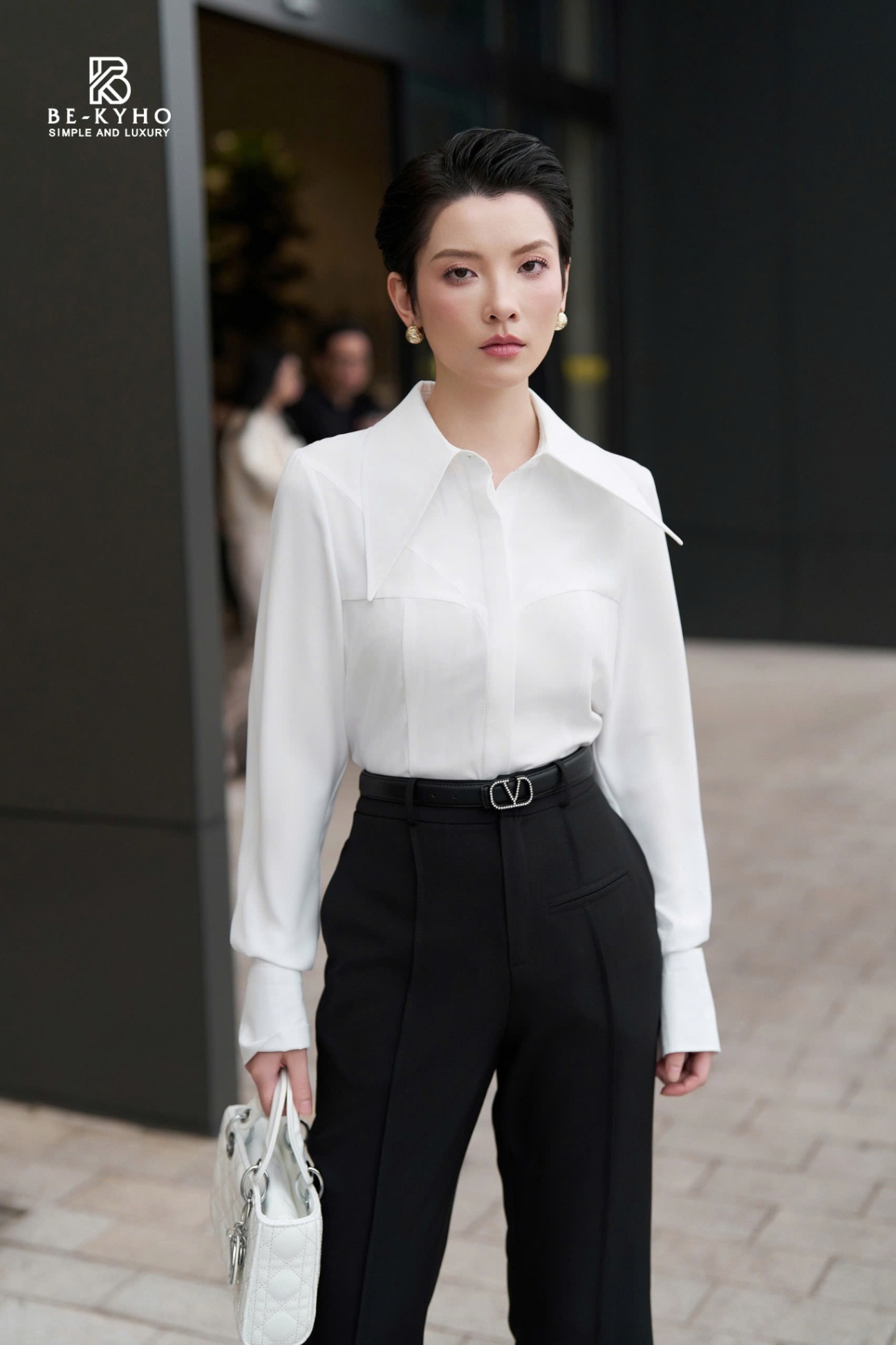 Sơ mi trắng ly ngực