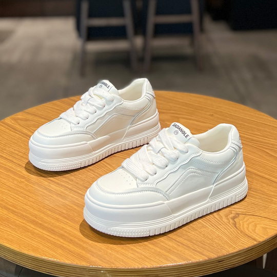 Giay-chay-bo-khac-gi-giay-Sneaker-Tai-sao-khong-nen-dung-nham-.jpg