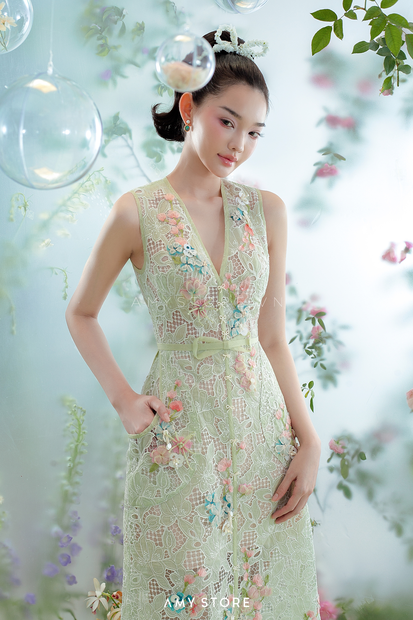 Váy ren cổ V đắp hoa nổi