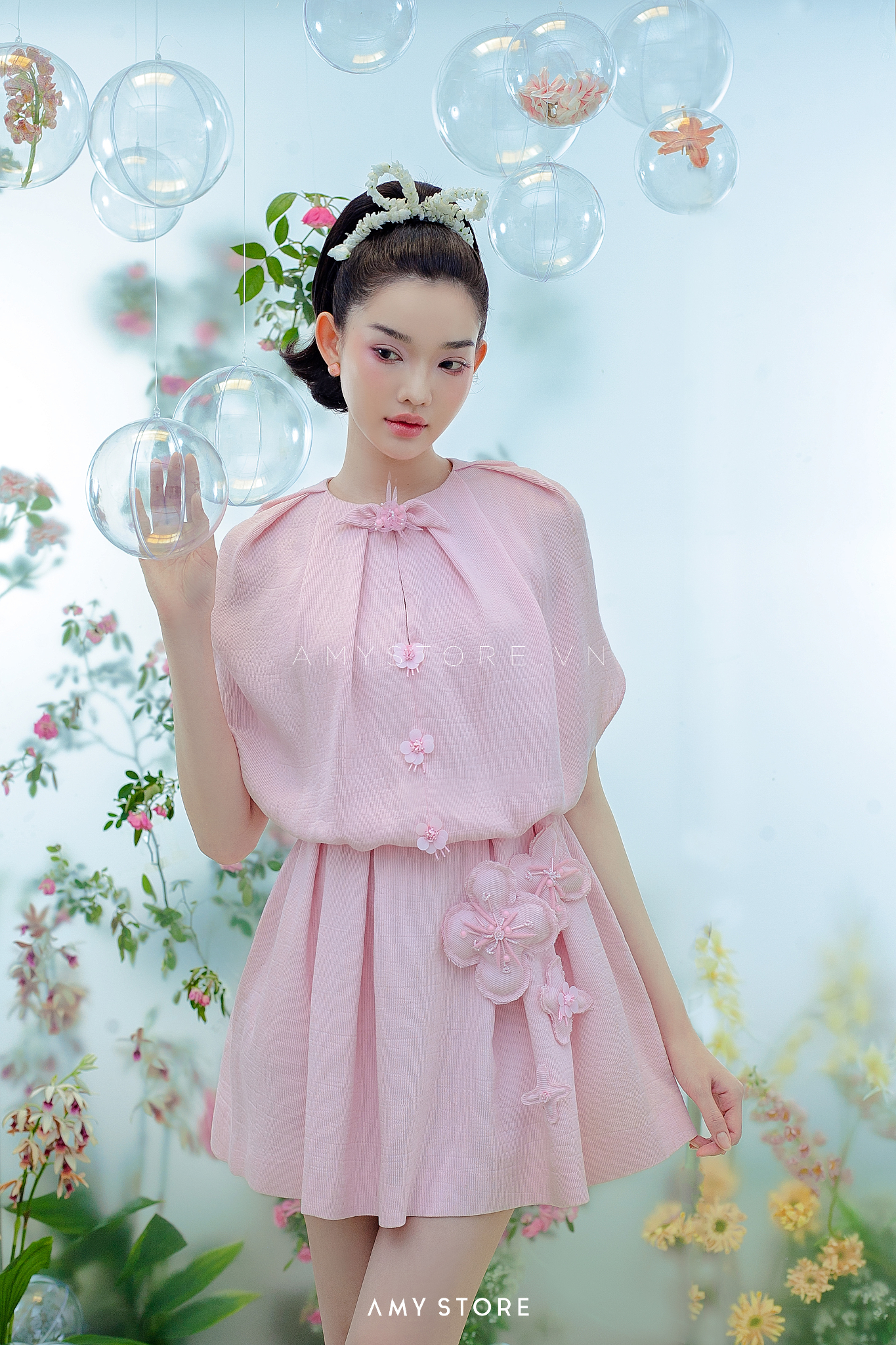 Váy tay liền xoè ngắn đính hoa 4 cánh