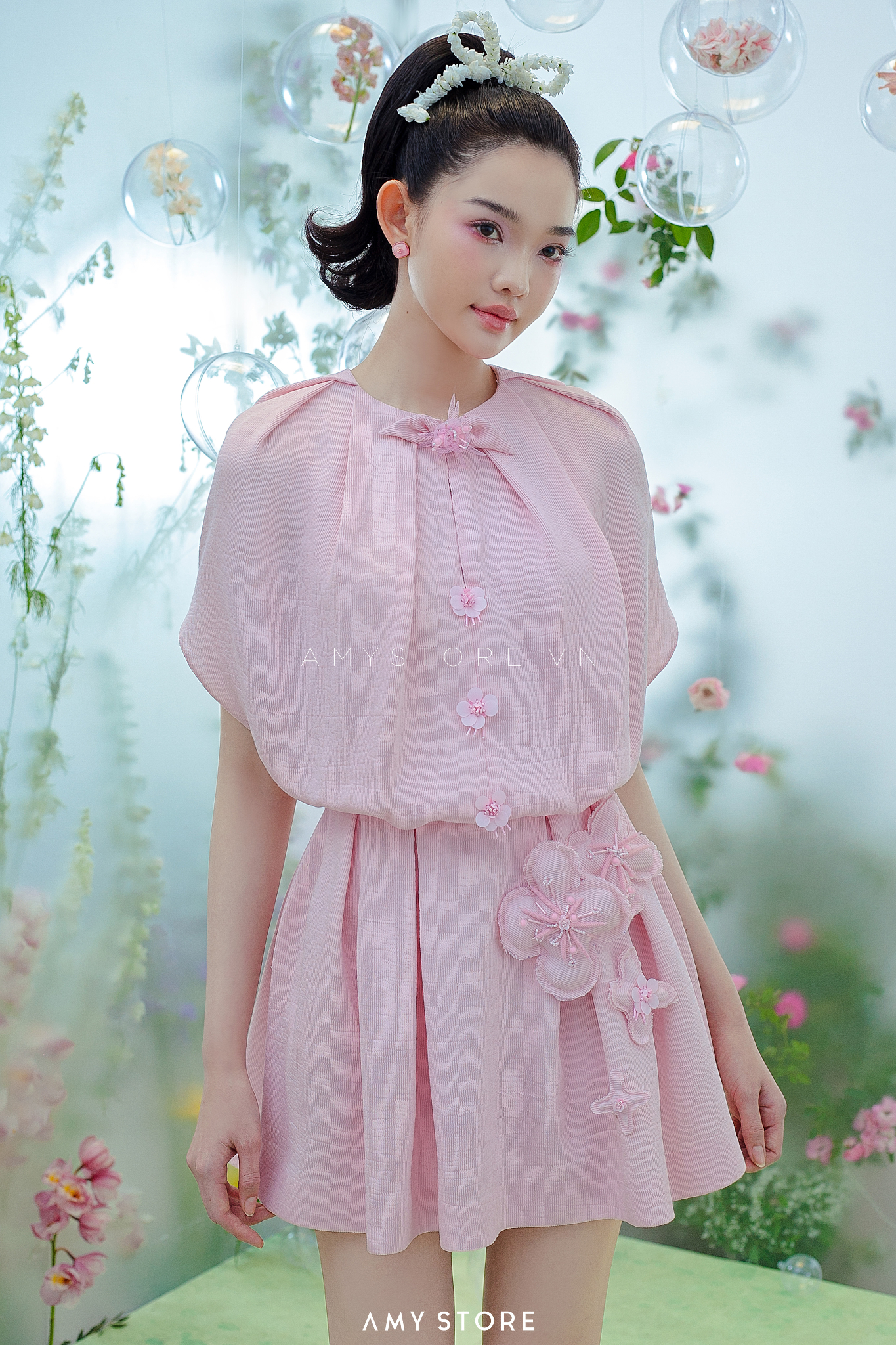 Váy tay liền xoè ngắn đính hoa 4 cánh