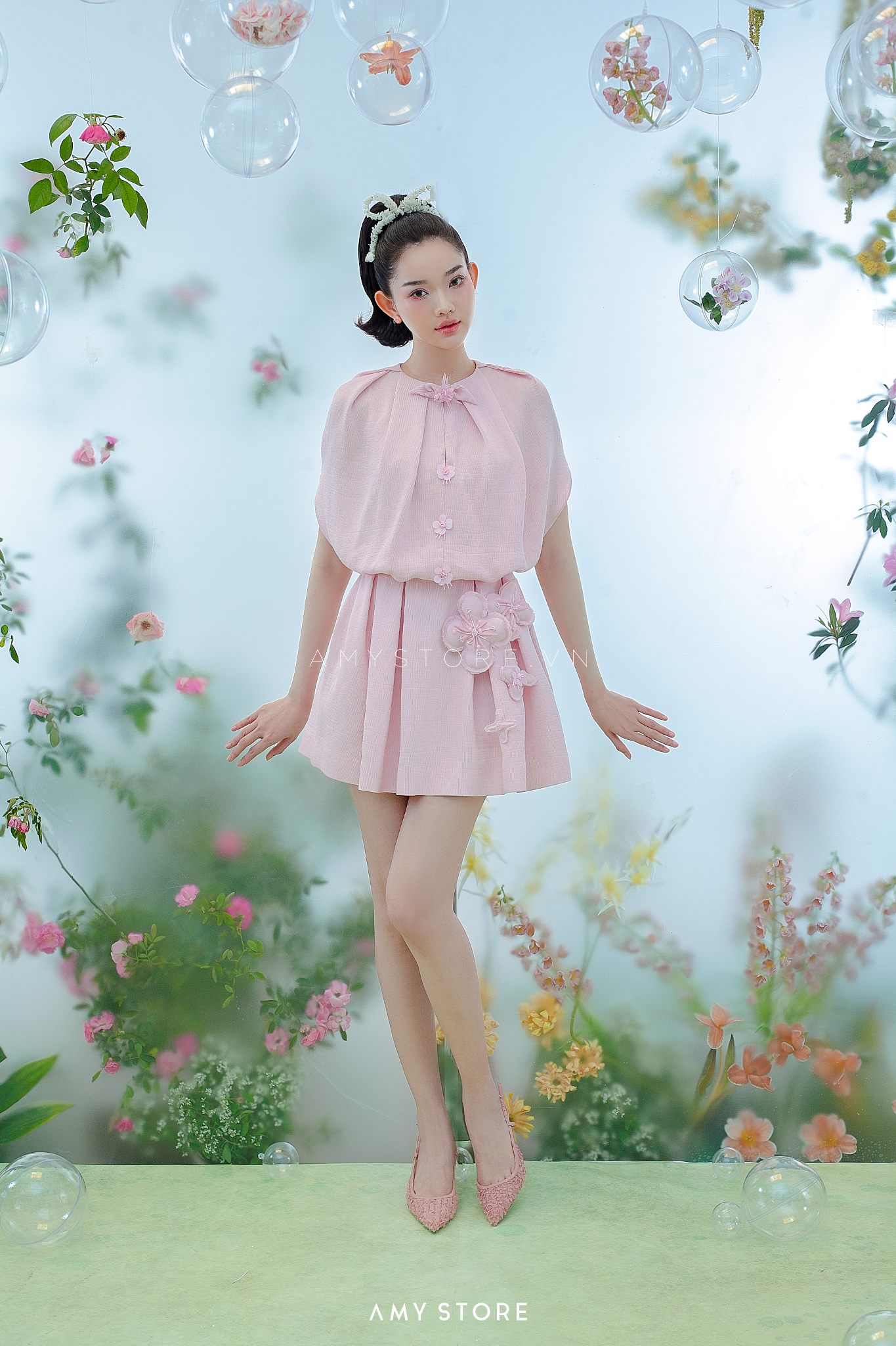 Váy tay liền xoè ngắn đính hoa 4 cánh