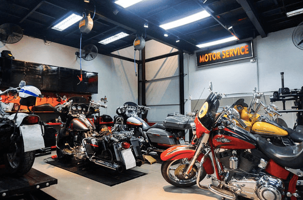Chăm sóc xe tại garage chuyên nghiệp.