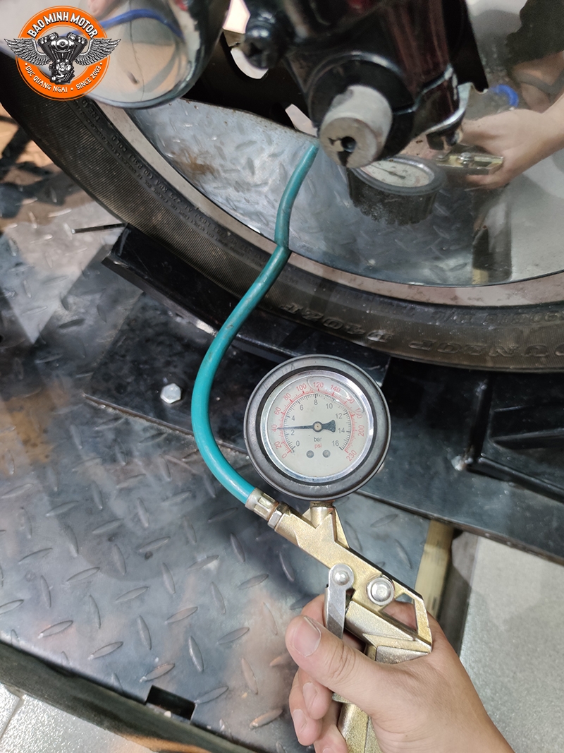 Kiểm tra áp suất lốp