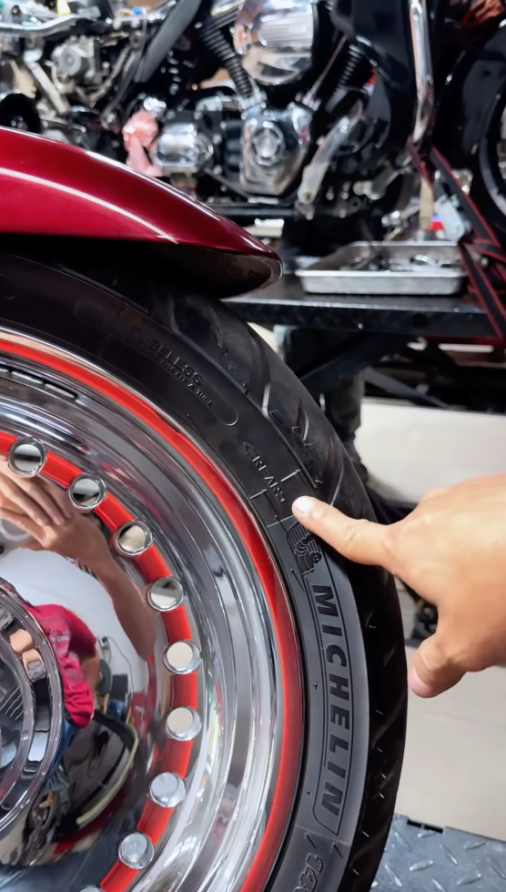 3-loi-sai-pho-bien-khi-thay-lop-cho-Harley-Davidson-khien-xe-chay-khong-con-dung-chat-.png