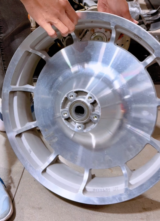 Harley-Davidson-Fat-Boy-nang-cap-dien-mao-voi-vanh-Chrome-Tubeless.png