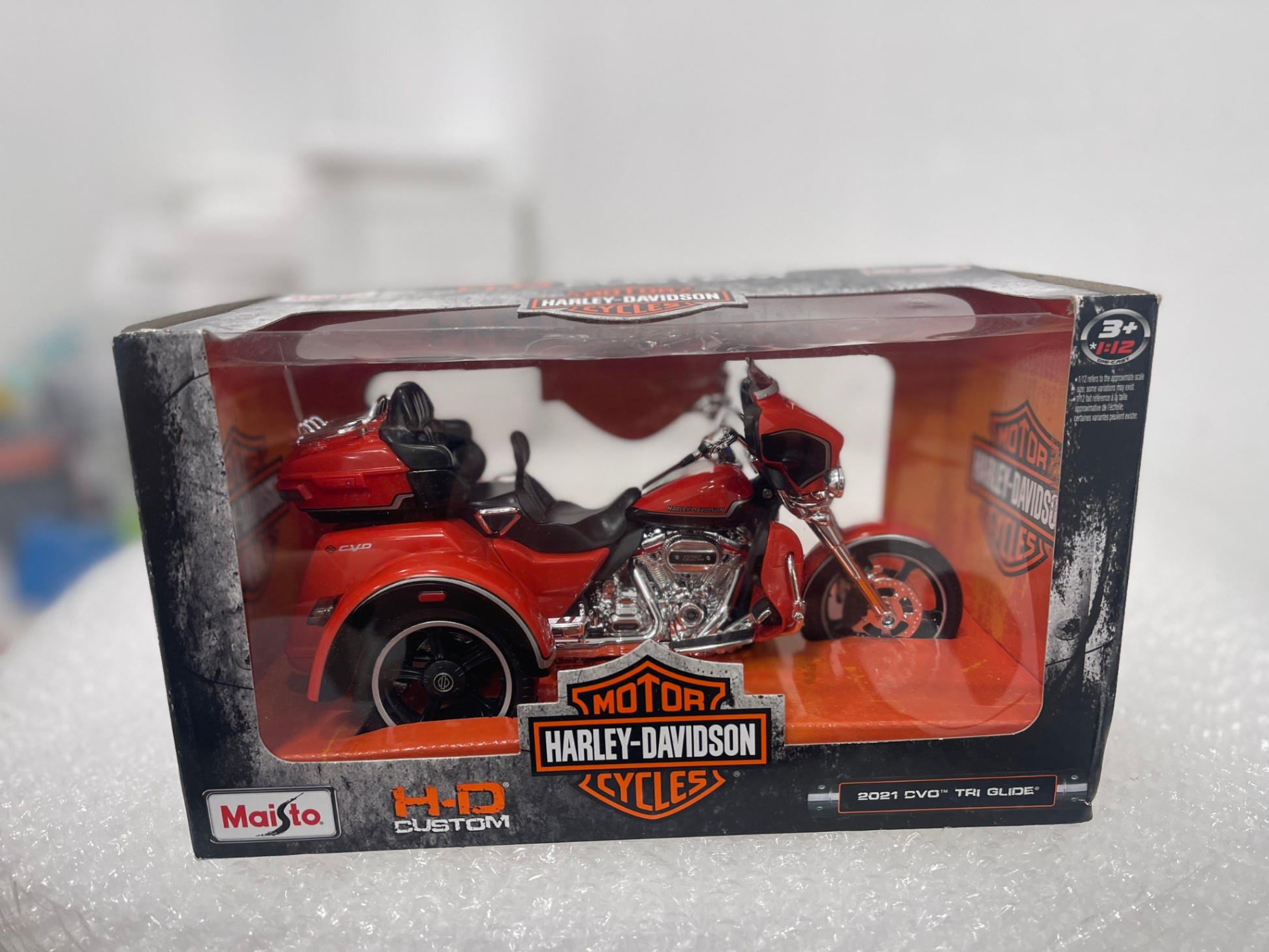 MÔ HÌNH 1:12 HARLEY DAVIDSON 2021 CVO TRI-GLIDE MÀU ĐỎ