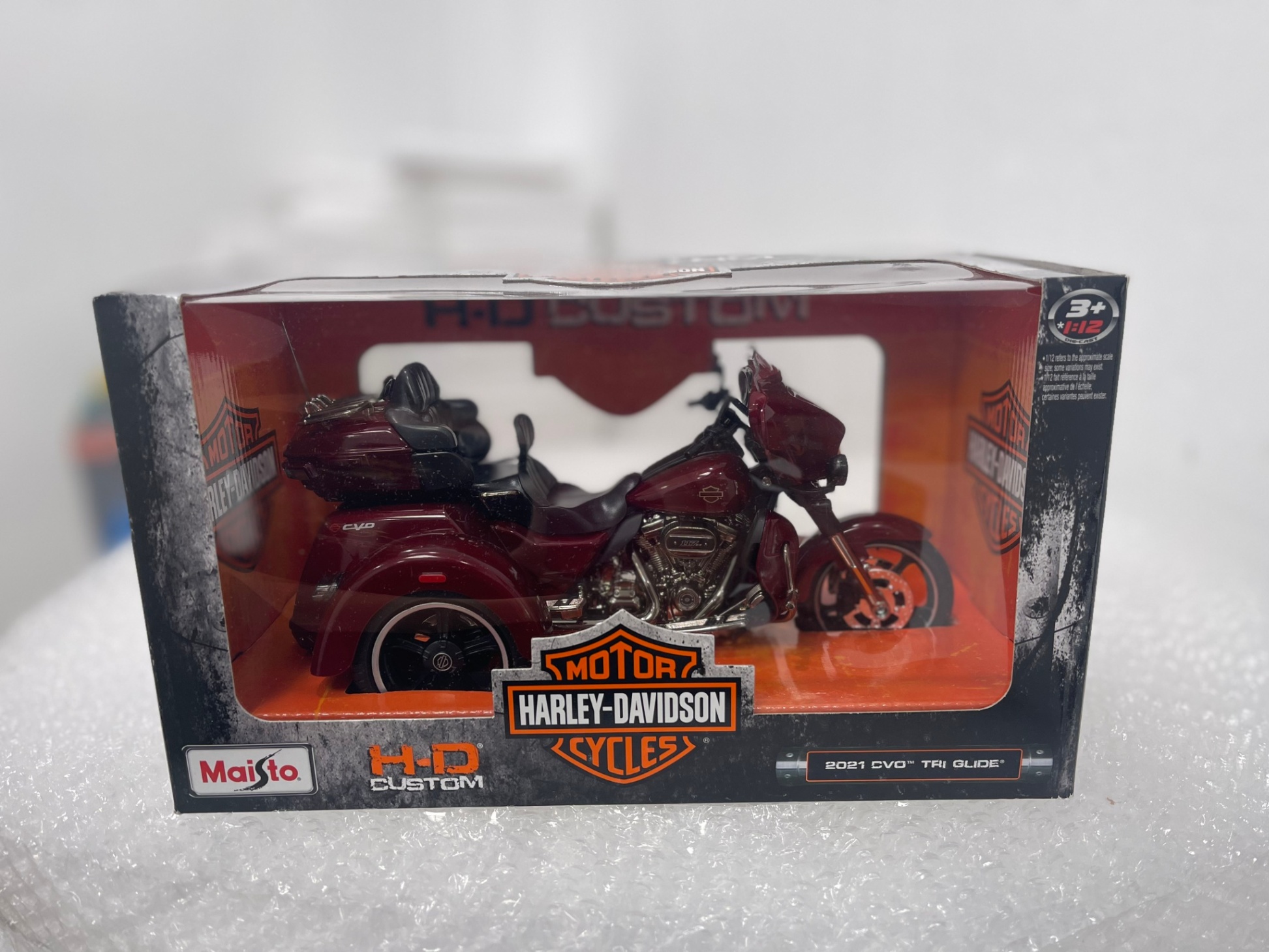 MÔ HÌNH 1:12 HARLEY DAVIDSON 2021 CVO TRI-GLIDE MÀU ĐỎ MẬN