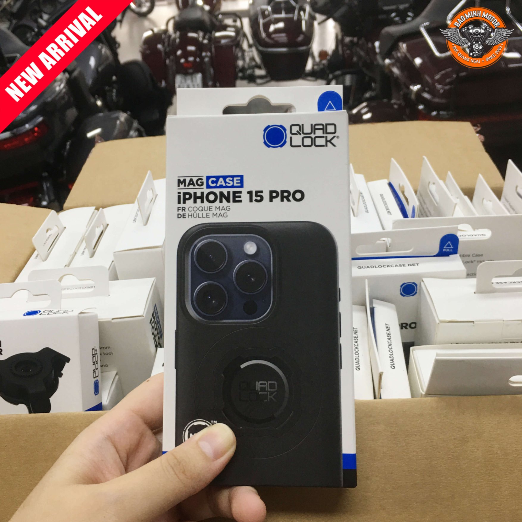 ỐP ĐIỆN THOẠI MAG IPHONE 15 PRO HIỆU QUAD LOCK MÀU ĐEN