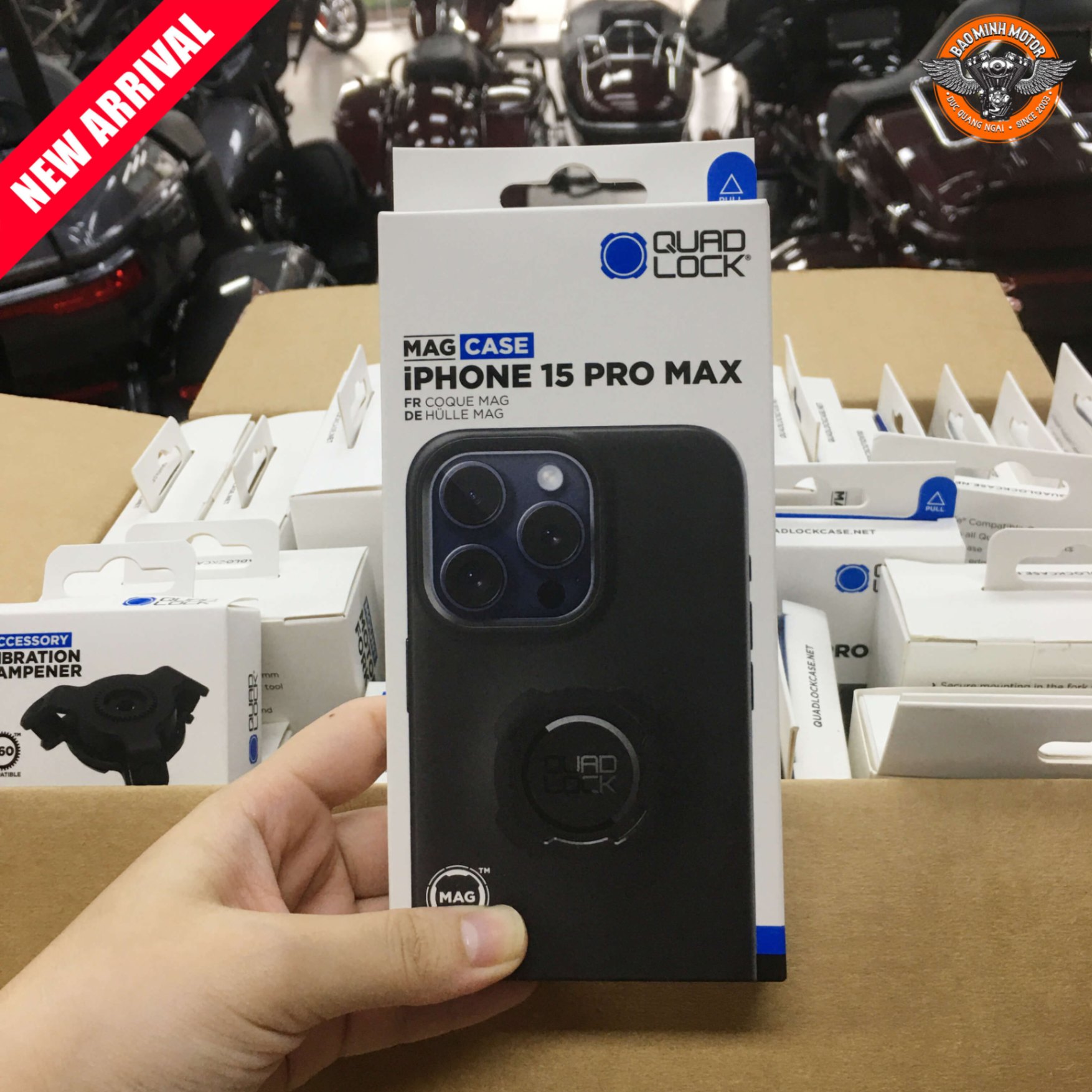 ỐP ĐIỆN THOẠI MAG IPHONE 15 PRO MAX HIỆU QUAD LOCK MÀU ĐEN