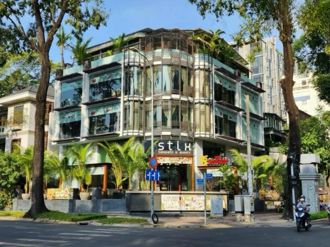 SIÊU BIỆT THỰ GÓC 2 MẶT TIỀN NGUYỄN VĂN HƯỞNG – THẢO ĐIỀN – VILLA PHÁ CÁCH HIỆN ĐẠI – DT 25x40M – GIÁ CỰC TỐT