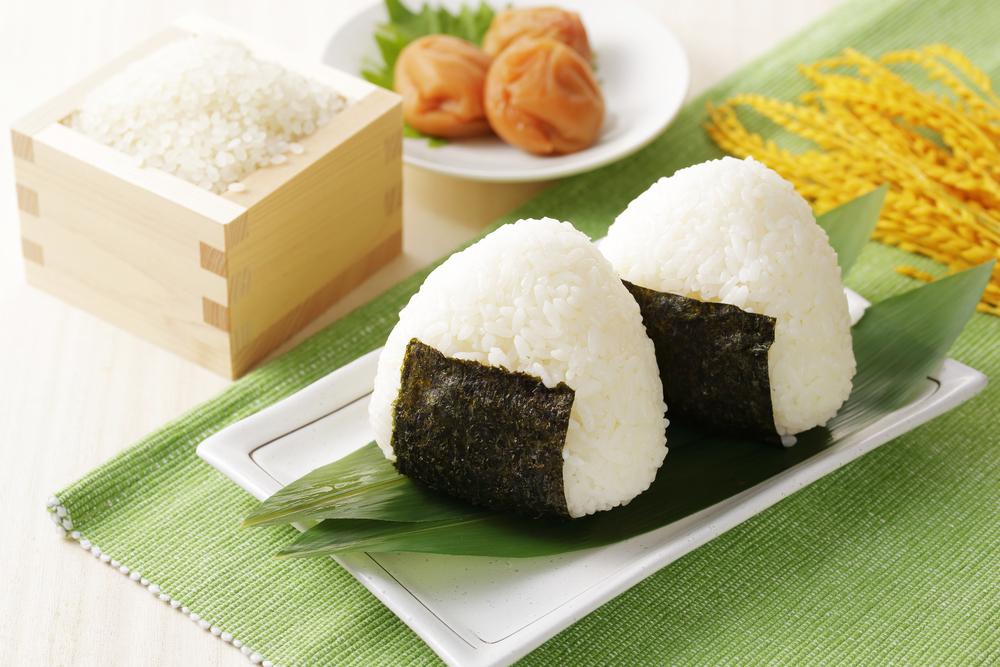 2 cách làm cơm nắm Nhật Bản (Onigiri) Đơn Giản Đậm Hương Vị Truyền Thống