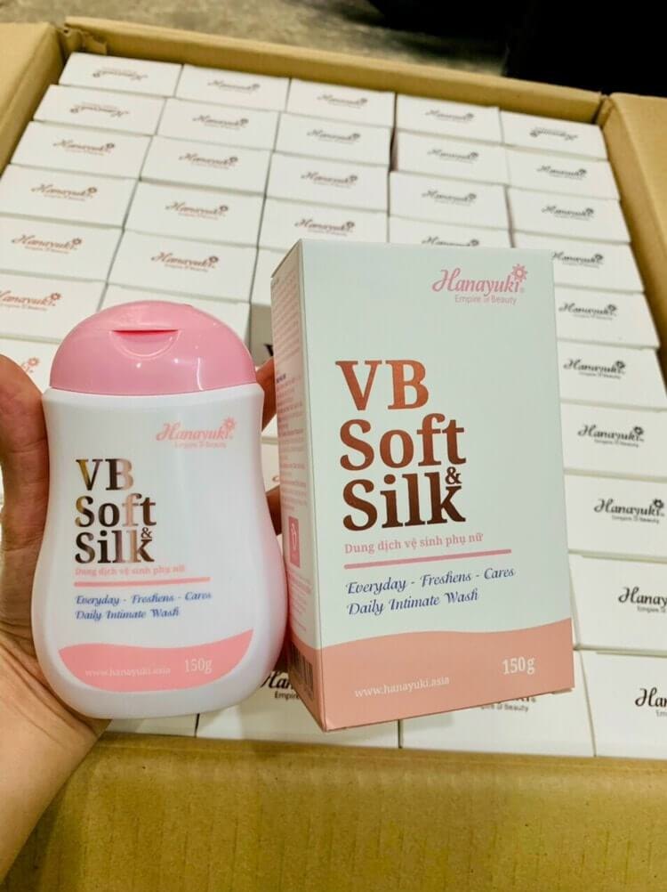 Dung dịch vệ sinh phụ nữ Soft & Silk Hanayuki 150g làm sạch nhẹ nhàng, không gây kích ứng, khô rát