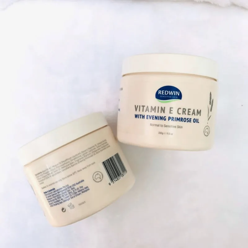 Kem dưỡng da Vitamin E Redwin Cream 300g giúp cung cấp độ ẩm và nuôi dưỡng làn da mềm mại, mịn màng, tươi sáng