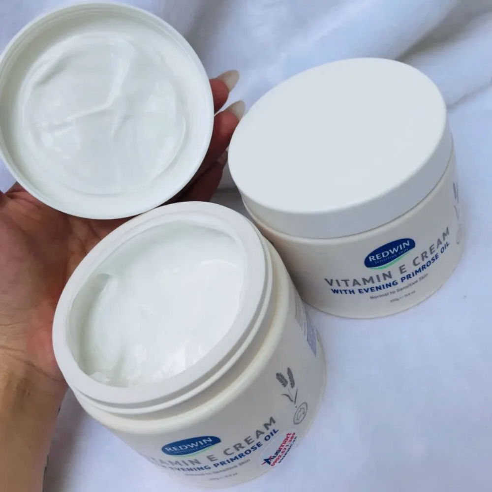 Kem dưỡng da Vitamin E Redwin Cream 300g giúp cung cấp độ ẩm và nuôi dưỡng làn da mềm mại, mịn màng, tươi sáng