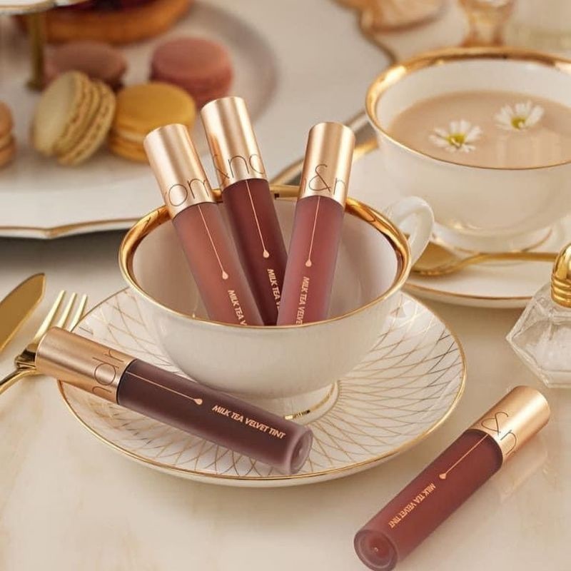 Son kem lì Romand Milk Tea Velvet Tint 4.4g cho đôi môi thêm rạng rỡ