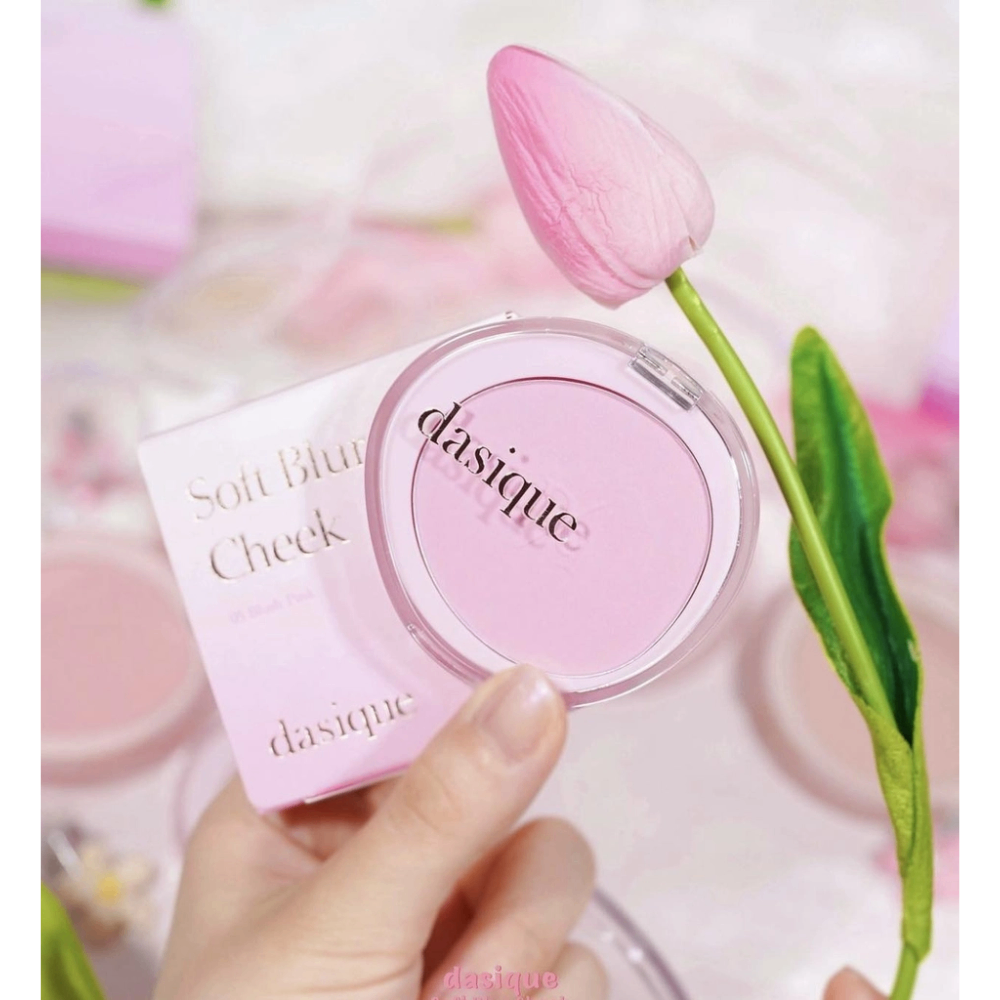 Phấn má hồng Dasique Soft Blur Cheek 5.7g chất phấn dễ tán mang lại lớp nền mịn màng