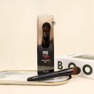 Cọ phấn má + highlight Clio Pro Play Prism Face Brush 204 3g cọ lông mềm mại, tạo cảm giác dễ chịu