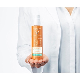 Xịt chống nắng Vichy Capital Soleil Spray Protecteur Rehydratant Light Spray SPF50+ 200ml tiện lợi bảo vệ da
