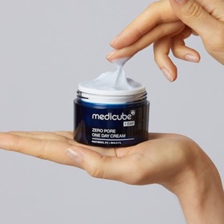 Kem dưỡng Medicube Zero Pore One Day Cream 50ml giúp se khít lỗ chân lông, giảm mụn đầu đen và kiểm soát bã nhờn
