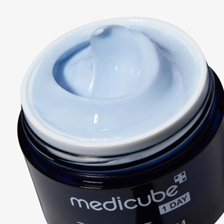 Kem dưỡng Medicube Zero Pore One Day Cream 50ml giúp se khít lỗ chân lông, giảm mụn đầu đen và kiểm soát bã nhờn
