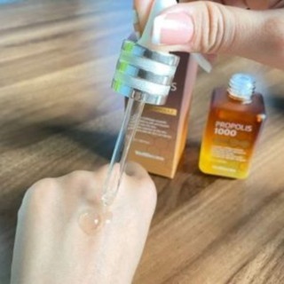Tinh chất keo ong Wellderma Propolis 1000 Energy Ampoule 50ml làm dịu da nhanh chóng.