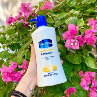 Sữa tắm Vaseline Total Moisture Body Wash 1000ml giúp làm sạch cơ thể, mềm da và mang lại cảm giác thư giãn dễ chịu