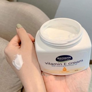 Kem dưỡng da Vitamin E Redwin Cream 300g giúp cung cấp độ ẩm và nuôi dưỡng làn da mềm mại, mịn màng, tươi sáng